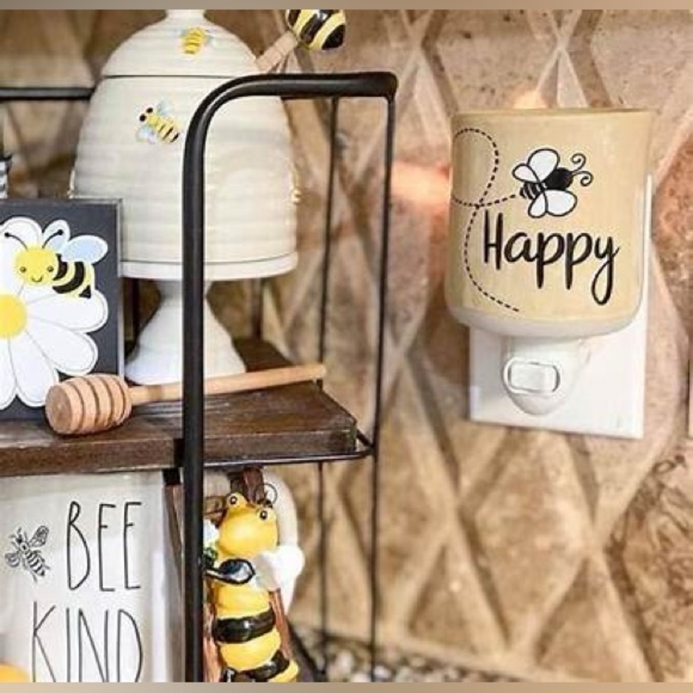 Mini Scentsy Wall Plug Warmer Bee Happy New in box!